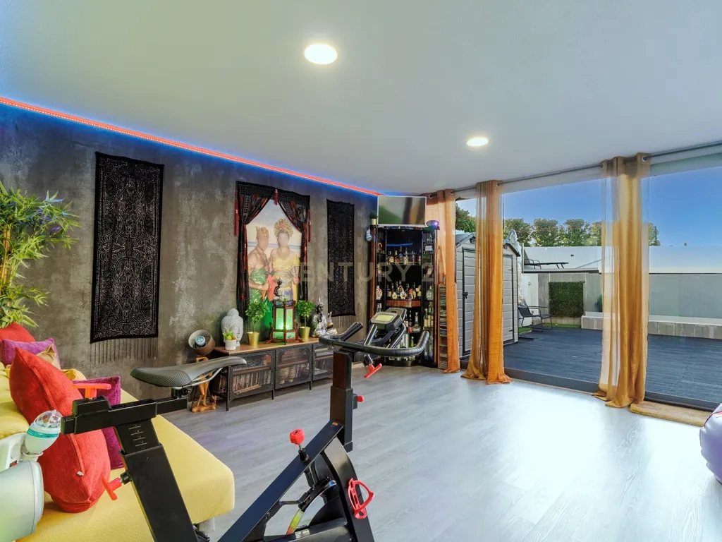 Moradia T3+2 | Sesimbra com Piscina, Jacuzzi, duas Pérgulas Bioclimáticas e muito mais. - Image 16
