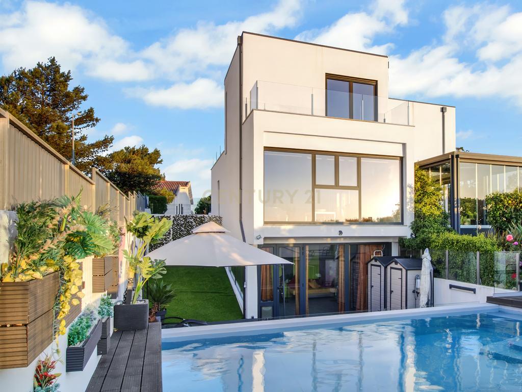 Moradia T3+2 | Sesimbra com Piscina, Jacuzzi, duas Pérgulas Bioclimáticas e muito mais. - Image 2