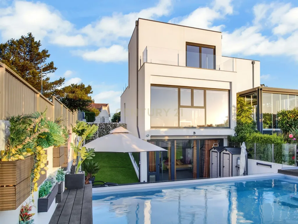 Moradia T3+2 | Sesimbra com Piscina, Jacuzzi, duas Pérgulas Bioclimáticas e muito mais. - Image 2