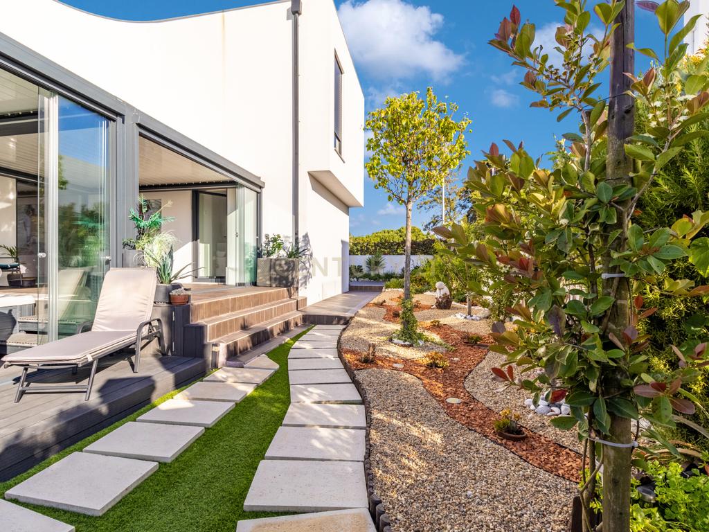 Moradia T3+2 | Sesimbra com Piscina, Jacuzzi, duas Pérgulas Bioclimáticas e muito mais. - Image 67