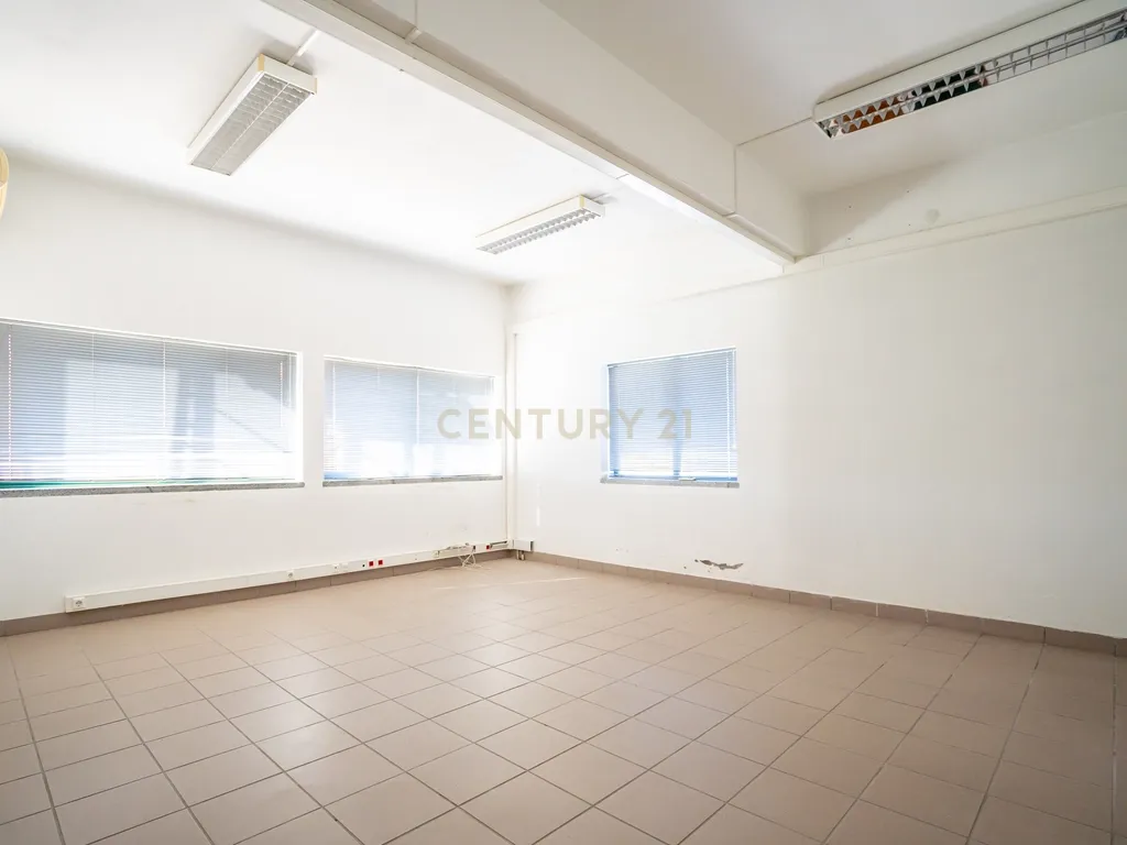 MORADIA de 3 ANDARES, ARMAZÉM-LOJA-HABITAÇÃO - Image 34