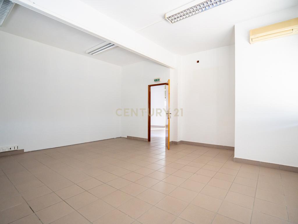 MORADIA de 3 ANDARES, ARMAZÉM-LOJA-HABITAÇÃO - Image 41
