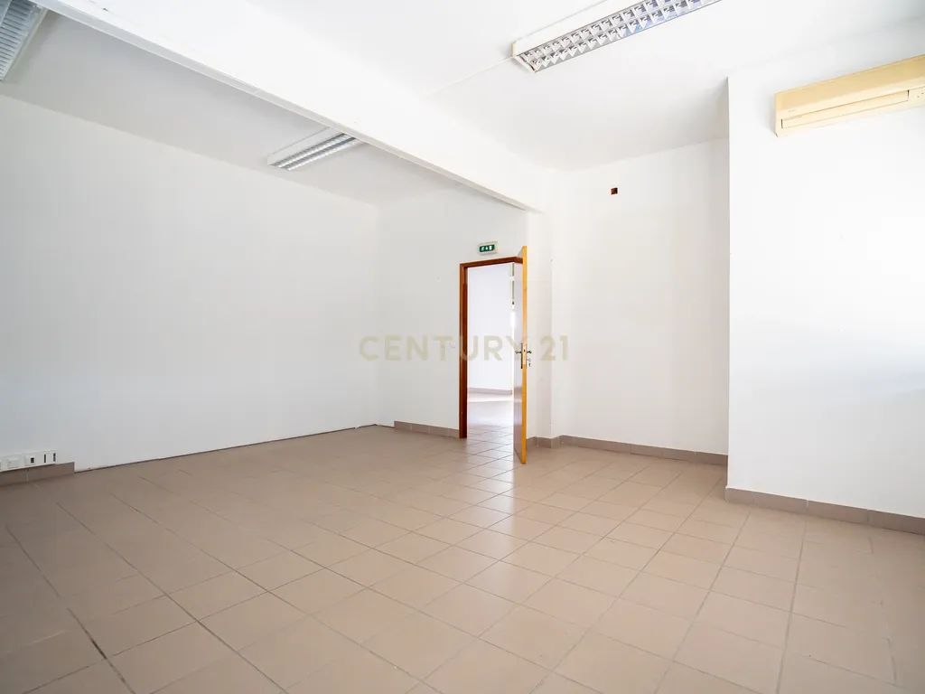 MORADIA de 3 ANDARES, ARMAZÉM-LOJA-HABITAÇÃO - Image 41