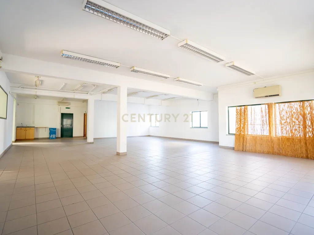 MORADIA de 3 ANDARES, ARMAZÉM-LOJA-HABITAÇÃO - Image 42