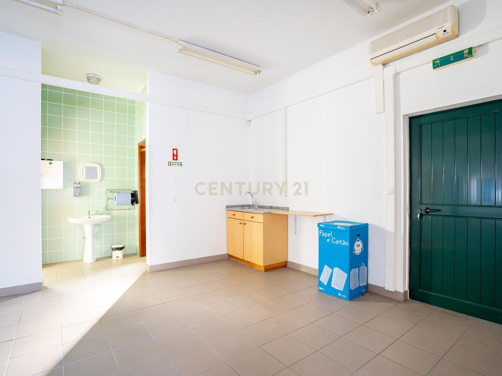 MORADIA de 3 ANDARES, ARMAZÉM-LOJA-HABITAÇÃO - Image 35
