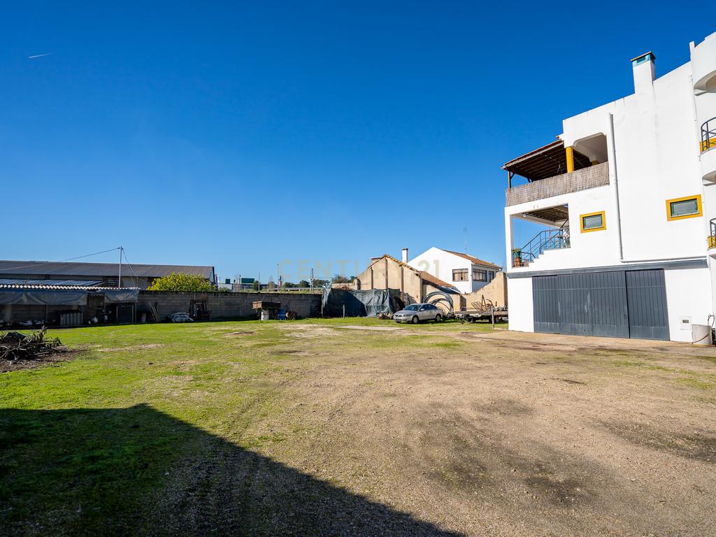 MORADIA de 3 ANDARES, ARMAZÉM-LOJA-HABITAÇÃO - Image 7