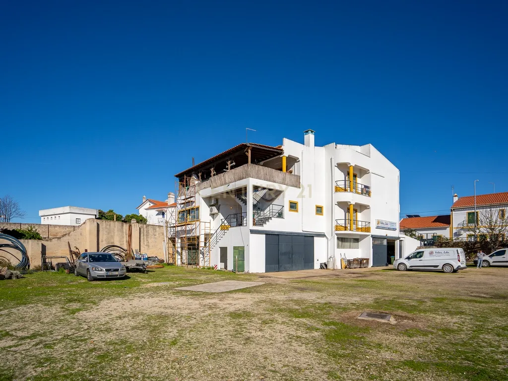 MORADIA de 3 ANDARES, ARMAZÉM-LOJA-HABITAÇÃO - Image 8