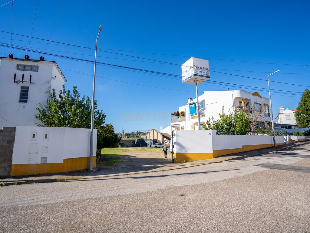 MORADIA de 3 ANDARES, ARMAZÉM-LOJA-HABITAÇÃO - Image 3