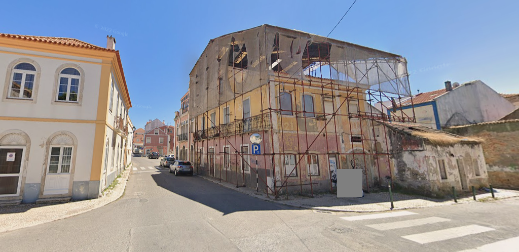 Construção de Prédio no centro do Barreiro com PIP Aprovado para Ampliação - Image 1