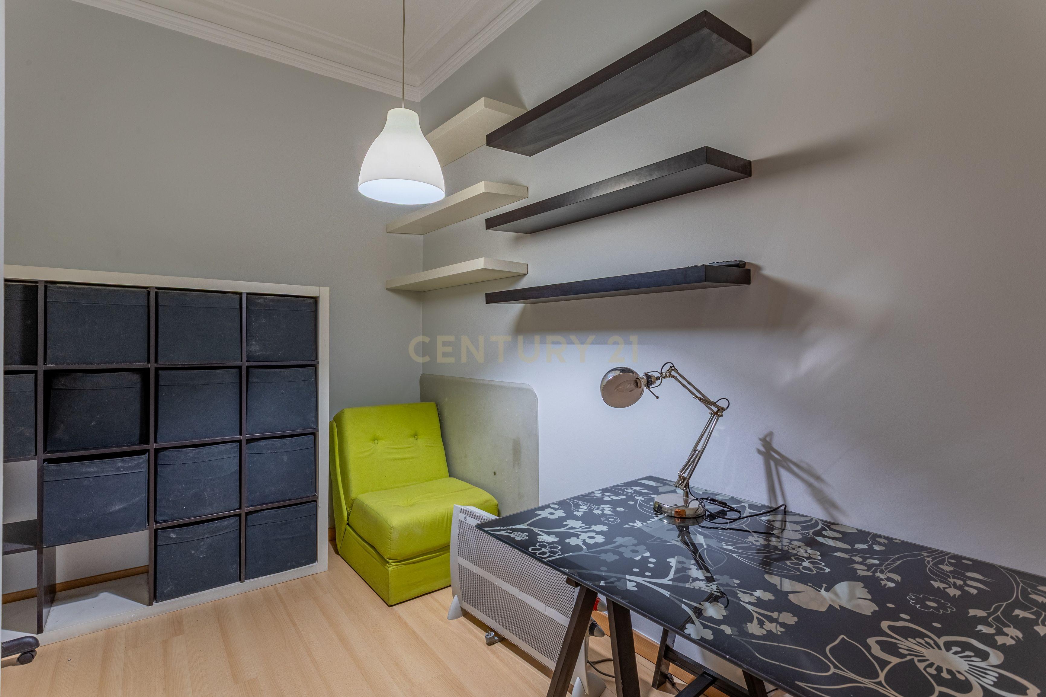 Apartamento T3 inserido num prédio de traça tradicional, no coração de Lisboa, a 5 min da Basílica da Estrela - Image 14