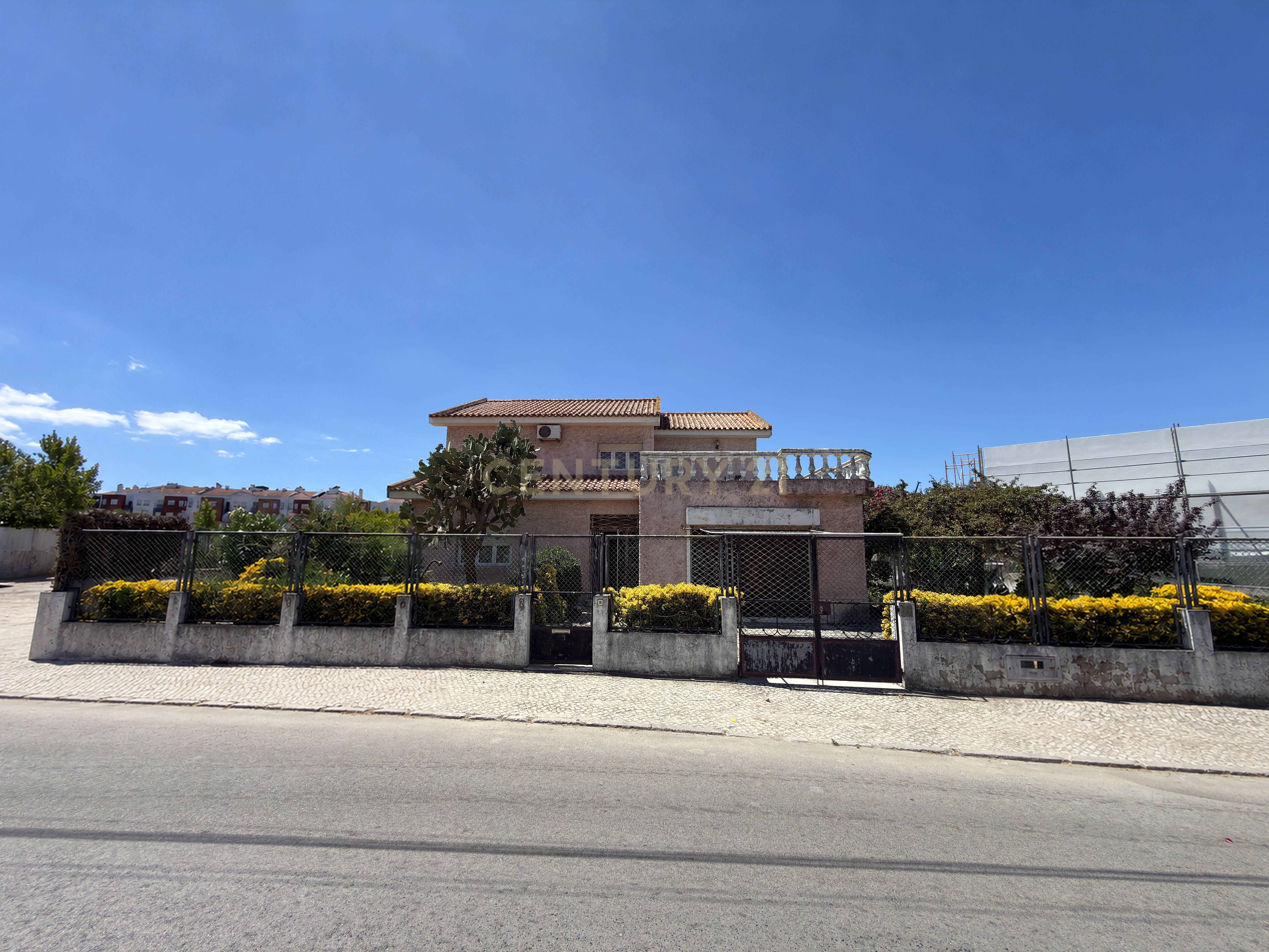 Moradia T5 em Santo António da Charneca, €650.000