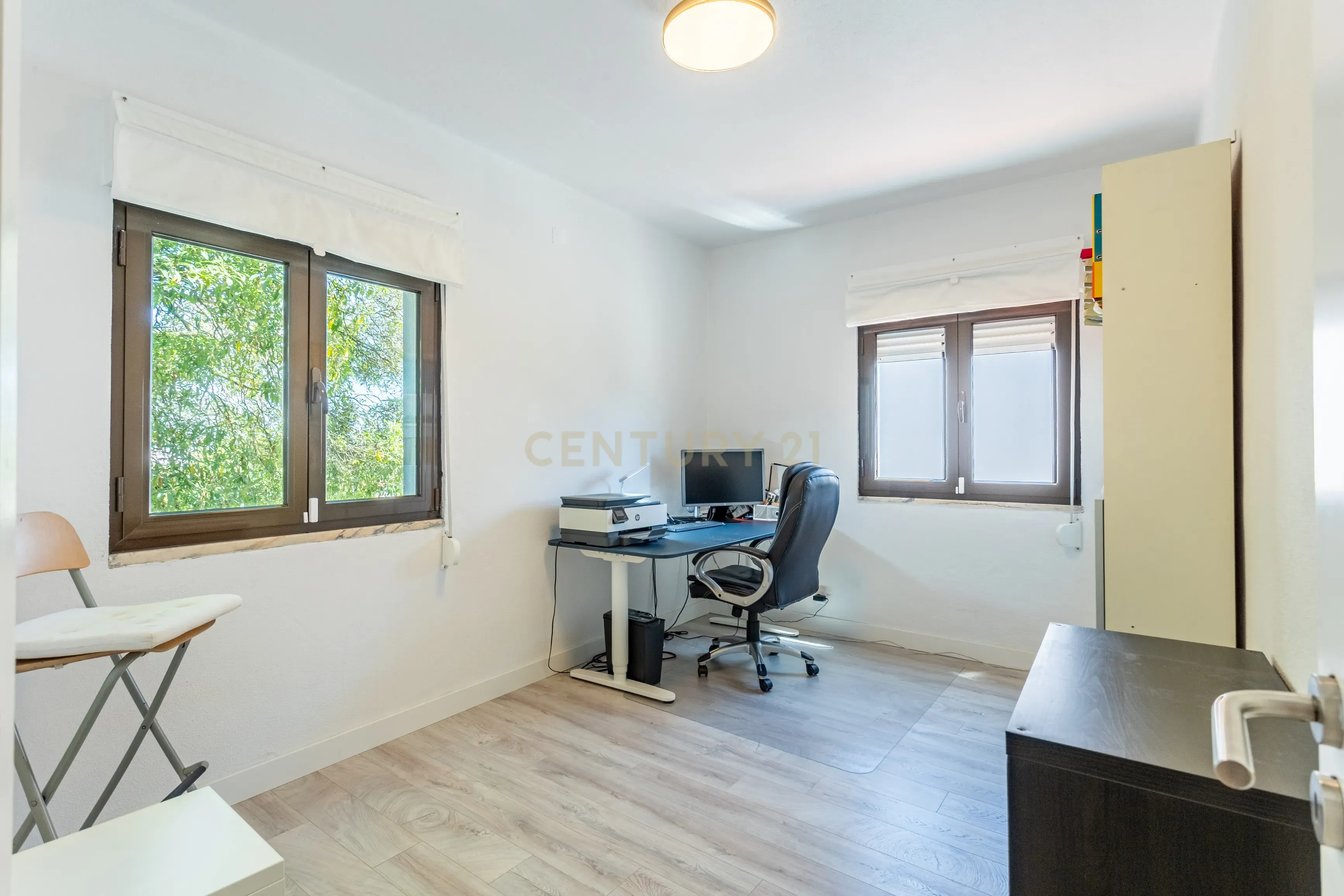 Moradia T5 isolada, inserida num lote de terreno de 750m2 em Casal de Cambra - Image 28