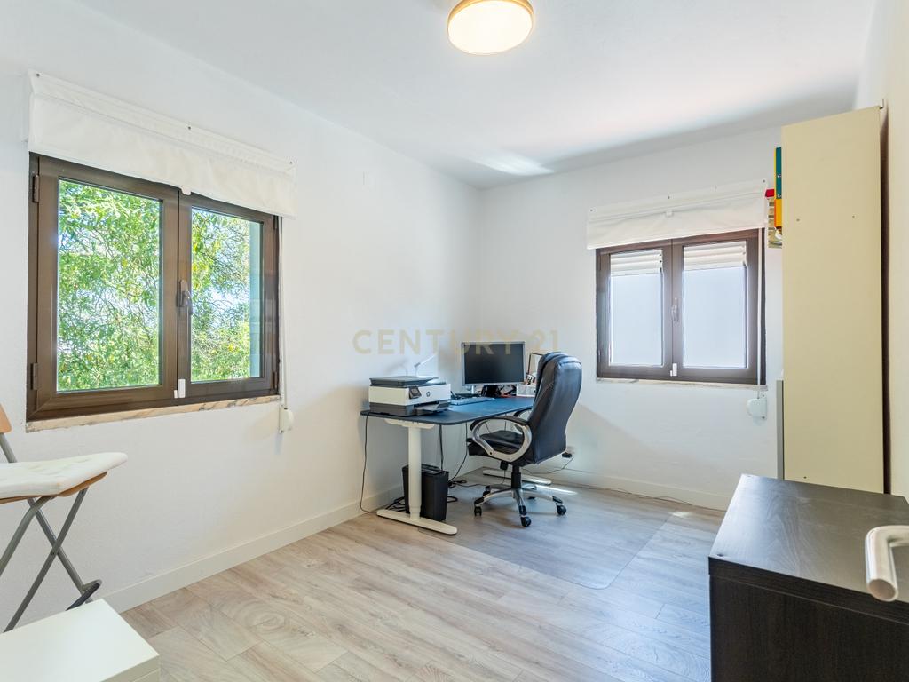 Moradia T5 isolada, inserida num lote de terreno de 750m2 em Casal de Cambra - Image 28
