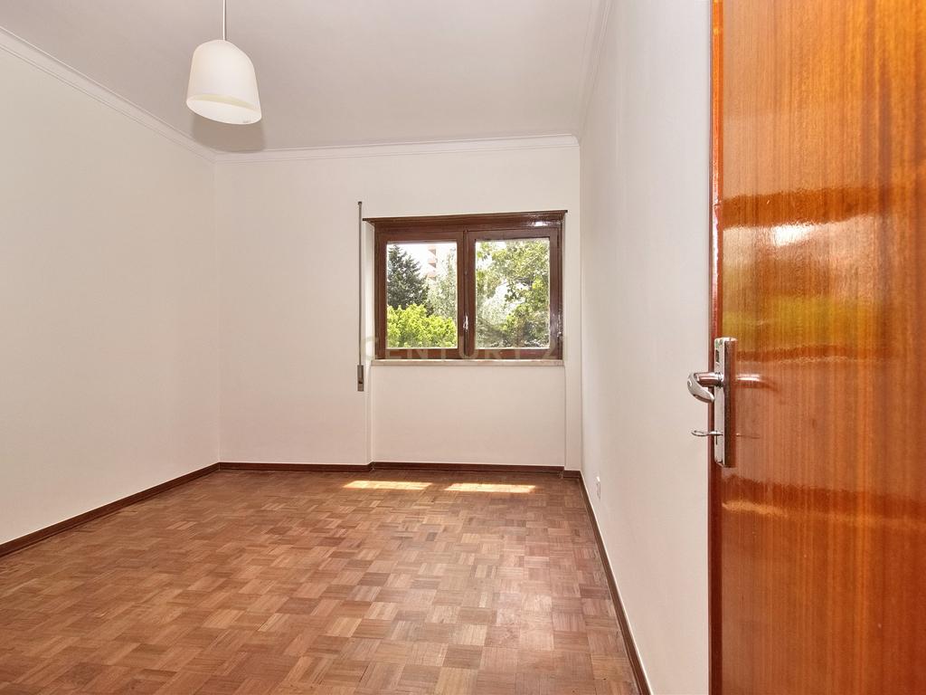Apartamento T1 com Arrecadação, no Centro da Parede (Rebelva) - Image 5