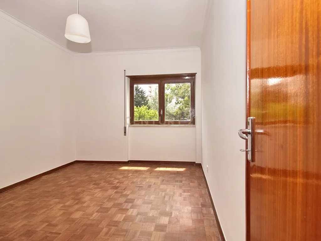 Apartamento T1 com Arrecadação, no Centro da Parede (Rebelva) - Image 5
