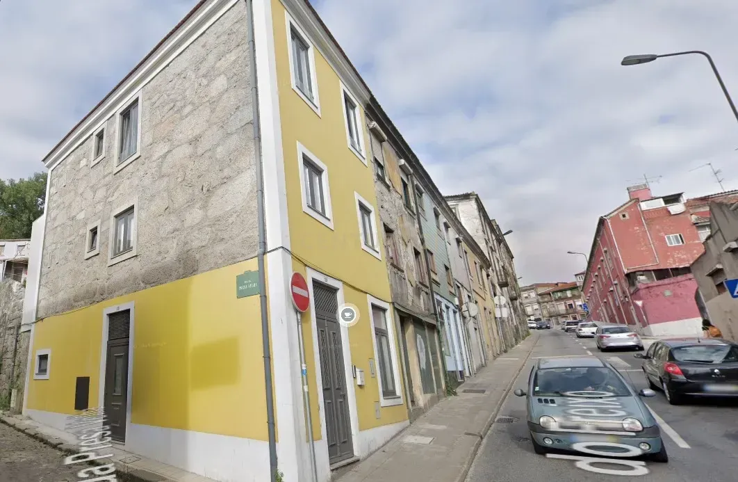 T1 Renovado no Coração do Porto - Image 2