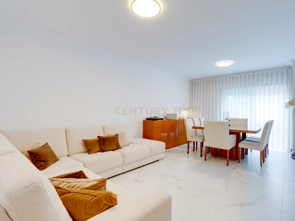 T2+2 Duplex c/ Sótão amplo (248m²) | S. Félix Marinha - Image 2