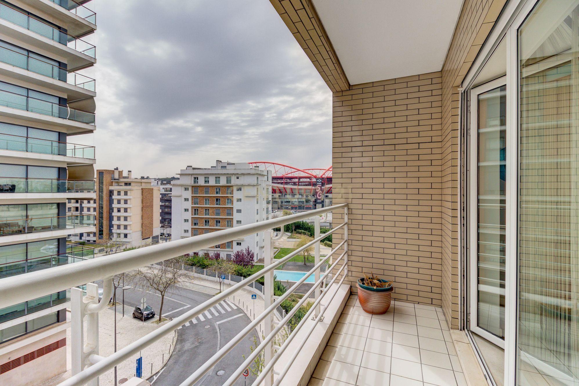 Apartamento T4, com 188m2, cozinha equipada e 2 lugares de garagem - Image 26