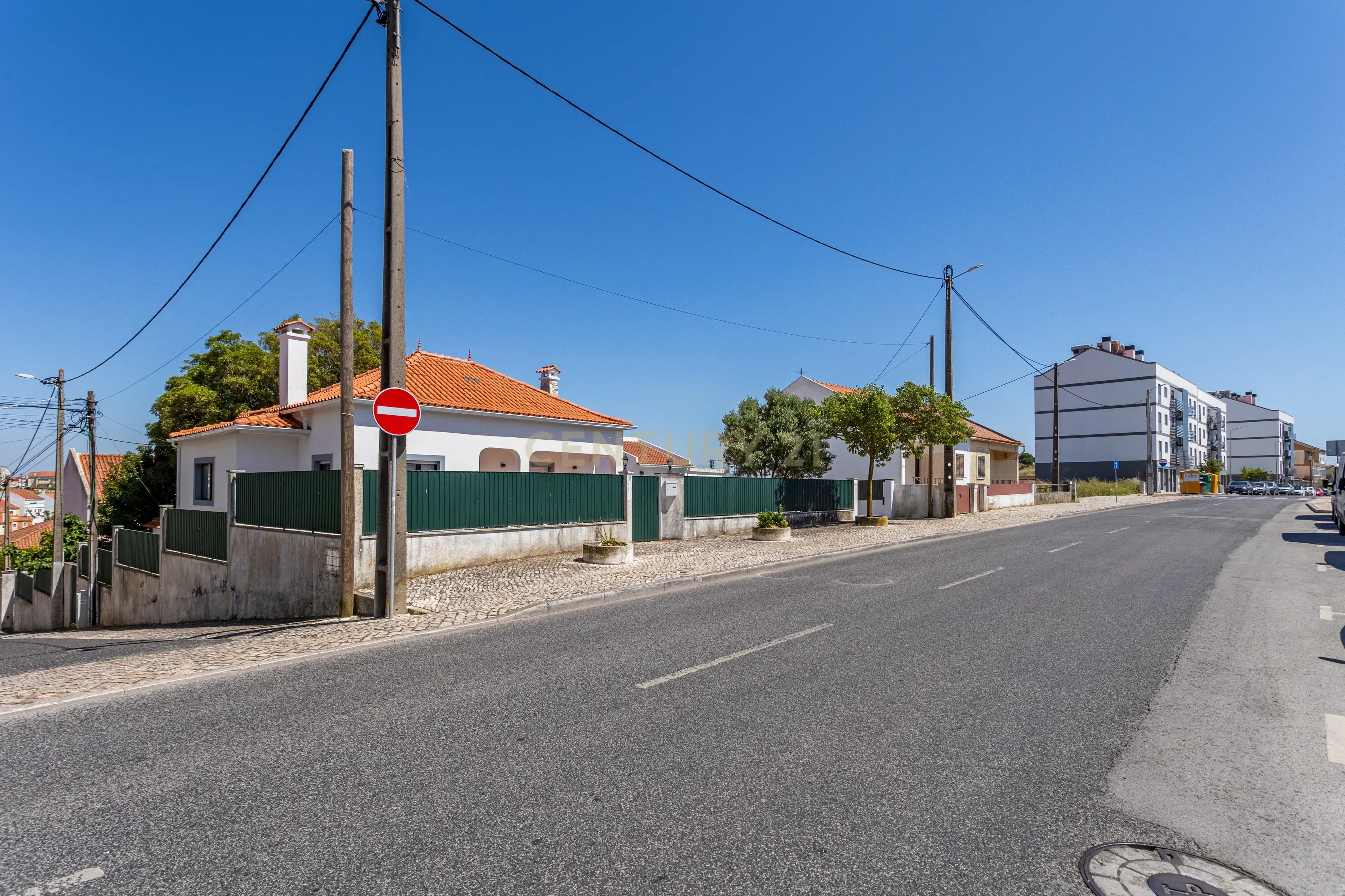 Moradia T5 isolada, inserida num lote de terreno de 750m2 em Casal de Cambra - Image 41