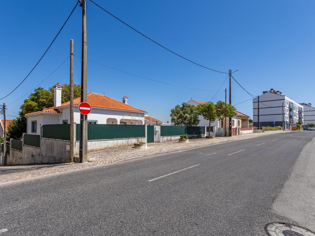 Moradia T5 isolada, inserida num lote de terreno de 750m2 em Casal de Cambra - Image 41