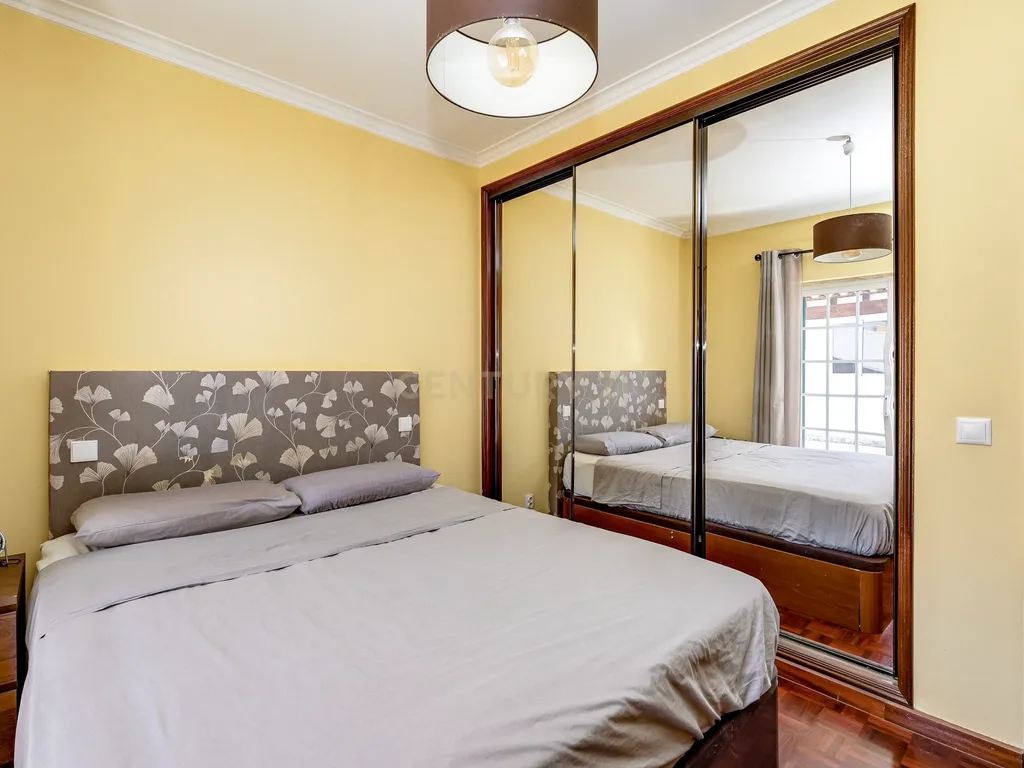 Andar de Moradia T2 com espaço exterior - Image 10