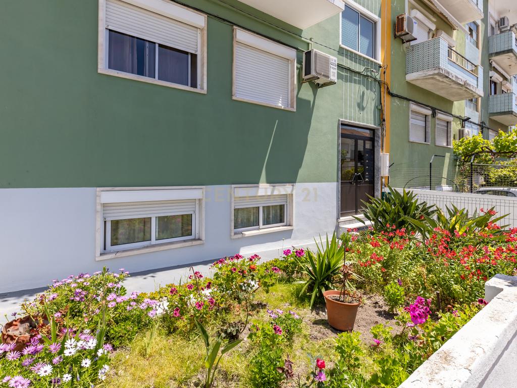 Apartamento T3 no Feijó com logradouro de 261 m2 - Image 2