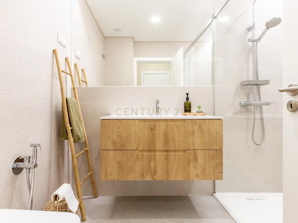 Moderno apartamento T3, com parqueamento e varandas em Santo António da Charneca, Barreiro - Image 15
