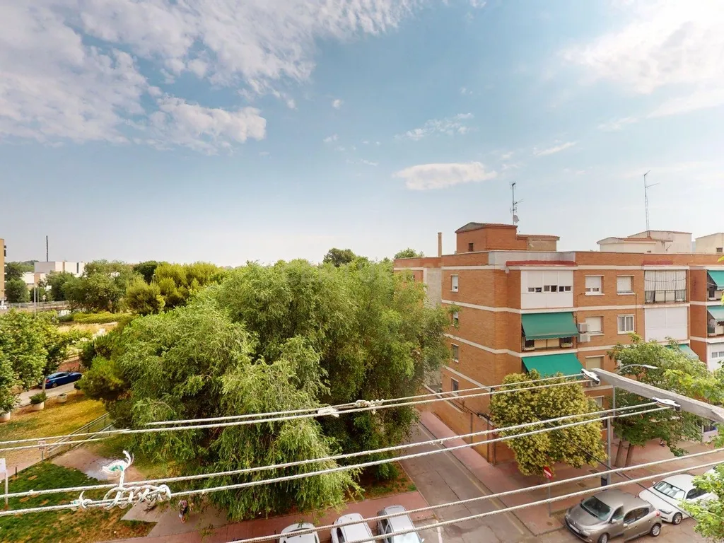 Apartamento T2 com Terraço em Madrid - Oportunidade de Recuperação - Image 13