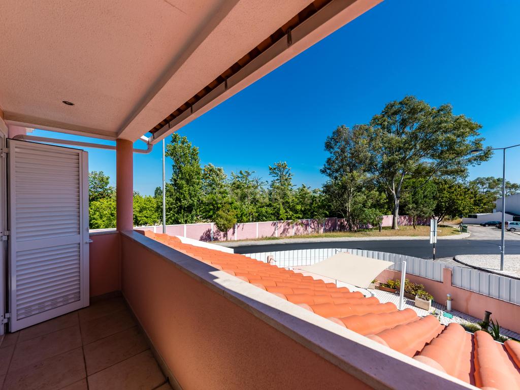 Moradia T4 Isolada com Jardim, em Vale Flores - Viva com qualidade e conforto às portas de Lisboa - Image 20
