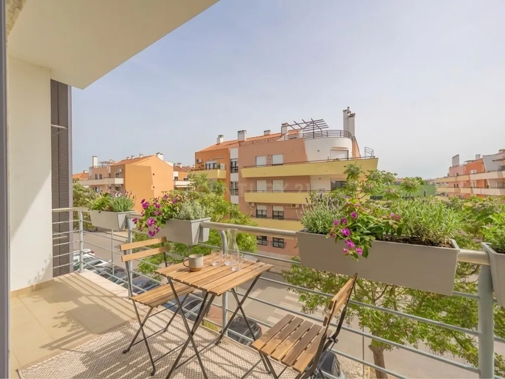 Apartamento T3 com Duas Varandas, Garagem Box e Lugar de estacionamento na Vila Serena, Pinhal Novo - Image 2