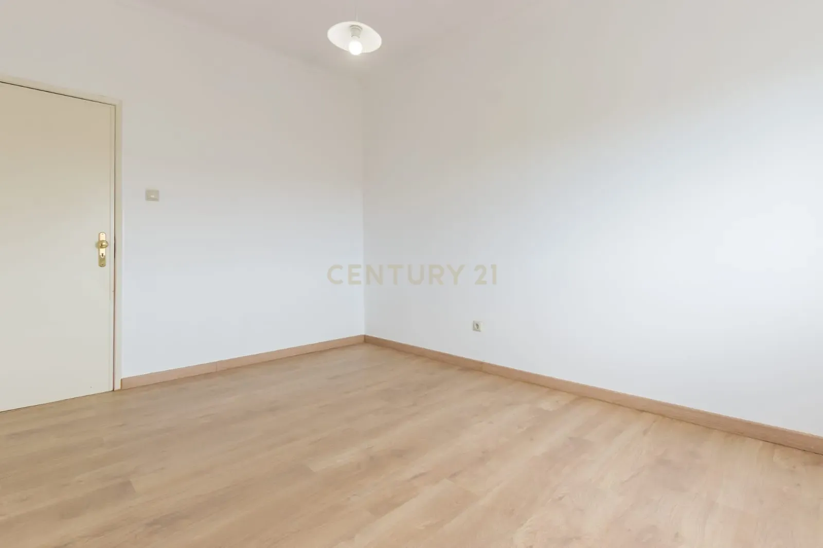 Apartamento T2 em Setúbal - Vista Cidade e Proximidade de Serviços - Image 3