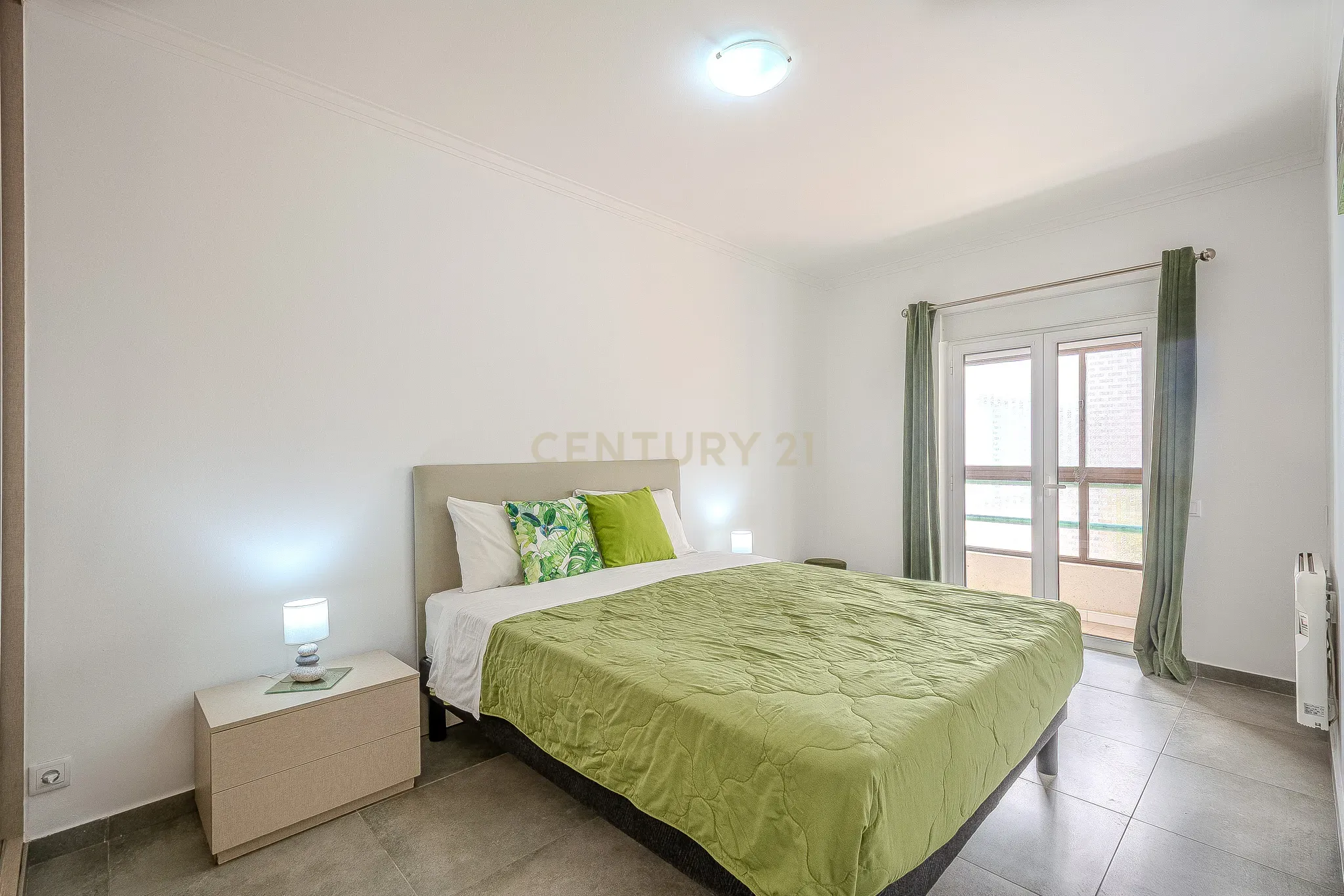 Apartamento T2 com Vista Mar na Primeira Linha de Praia – Quarteira - Image 12