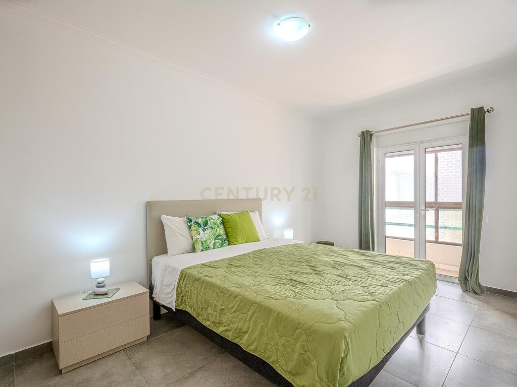 Apartamento T2 com Vista Mar na Primeira Linha de Praia – Quarteira - Image 12