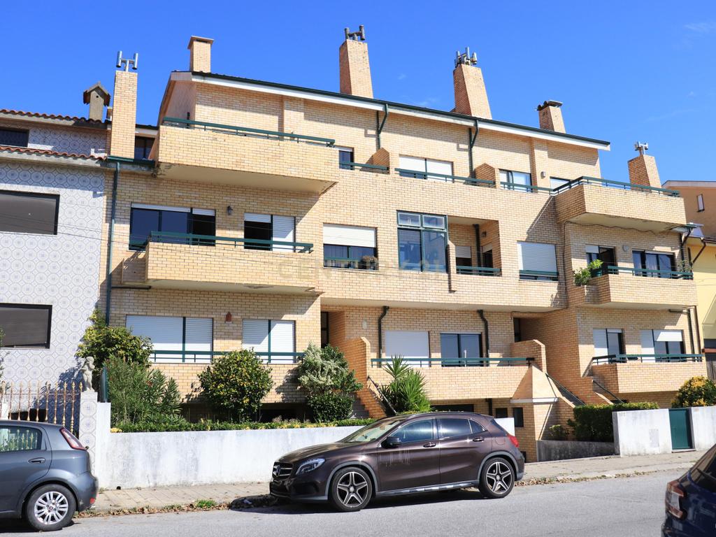 Apartamento T2 com Vista Mar em Lavra, Angeiras - Image 32