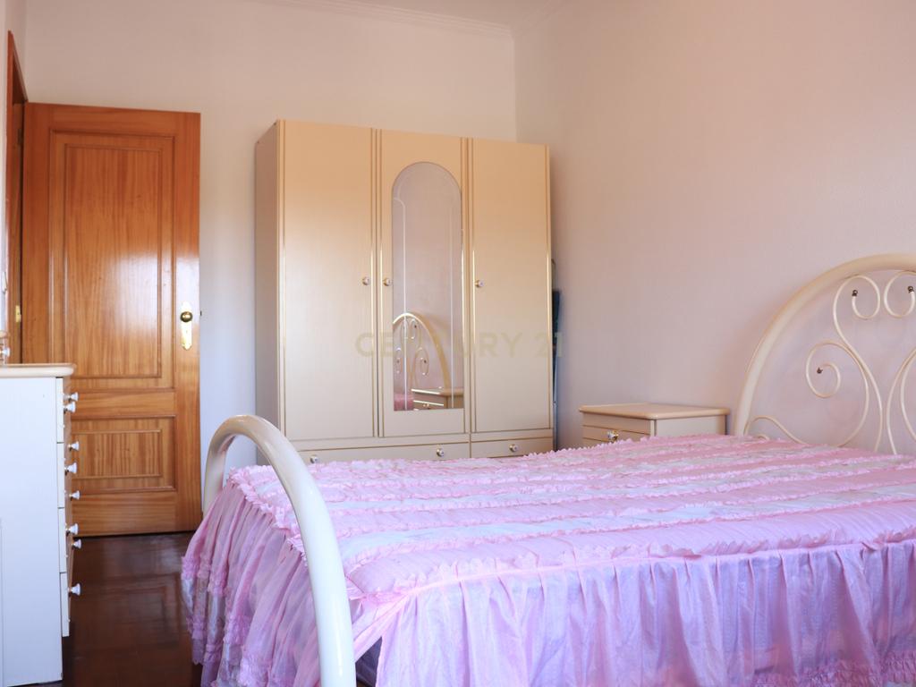 Apartamento T2 com Vista Mar em Lavra, Angeiras - Image 17