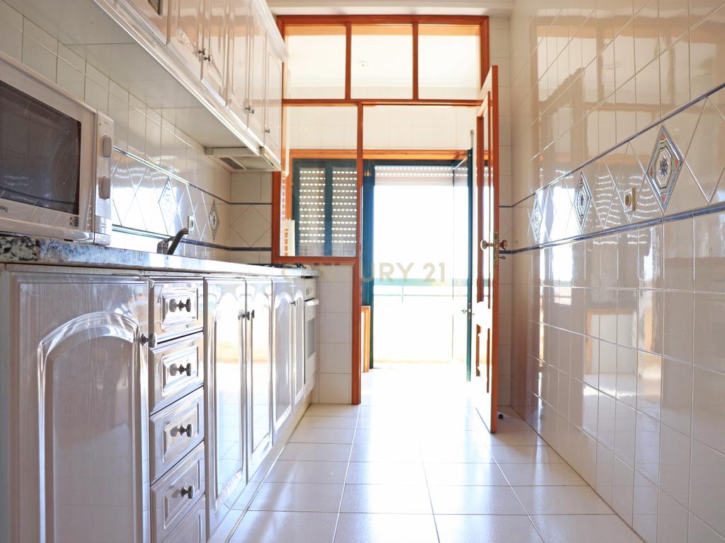 Apartamento T2 com Vista Mar em Lavra, Angeiras - Image 12