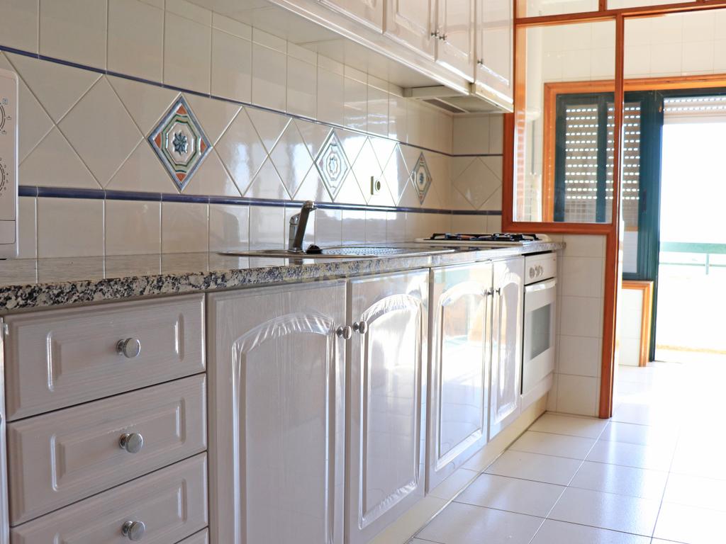 Apartamento T2 com Vista Mar em Lavra, Angeiras - Image 11