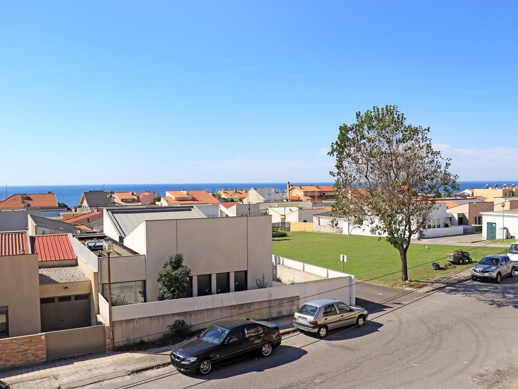 Apartamento T2 com Vista Mar em Lavra, Angeiras - Image 1