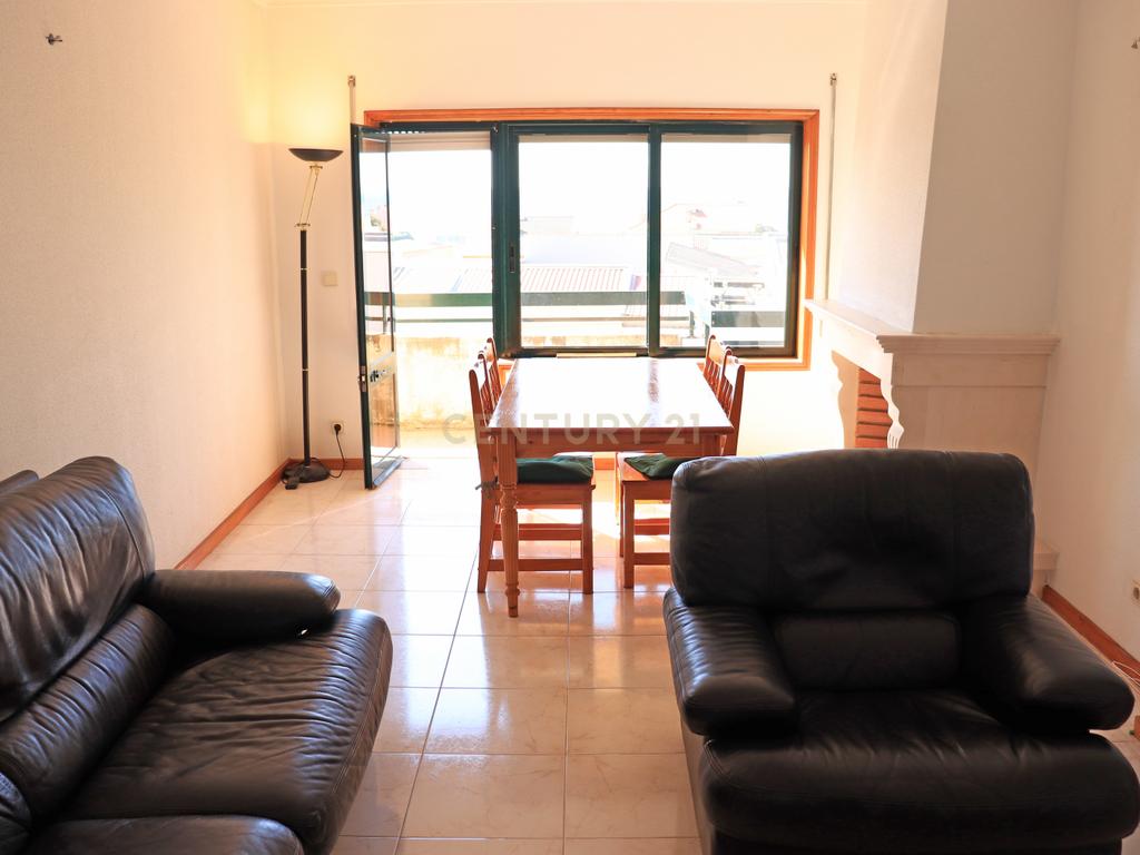Apartamento T2 com Vista Mar em Lavra, Angeiras - Image 4