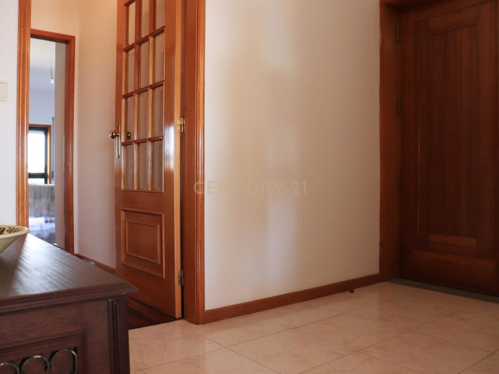 Apartamento T2 com Vista Mar em Lavra, Angeiras - Image 27