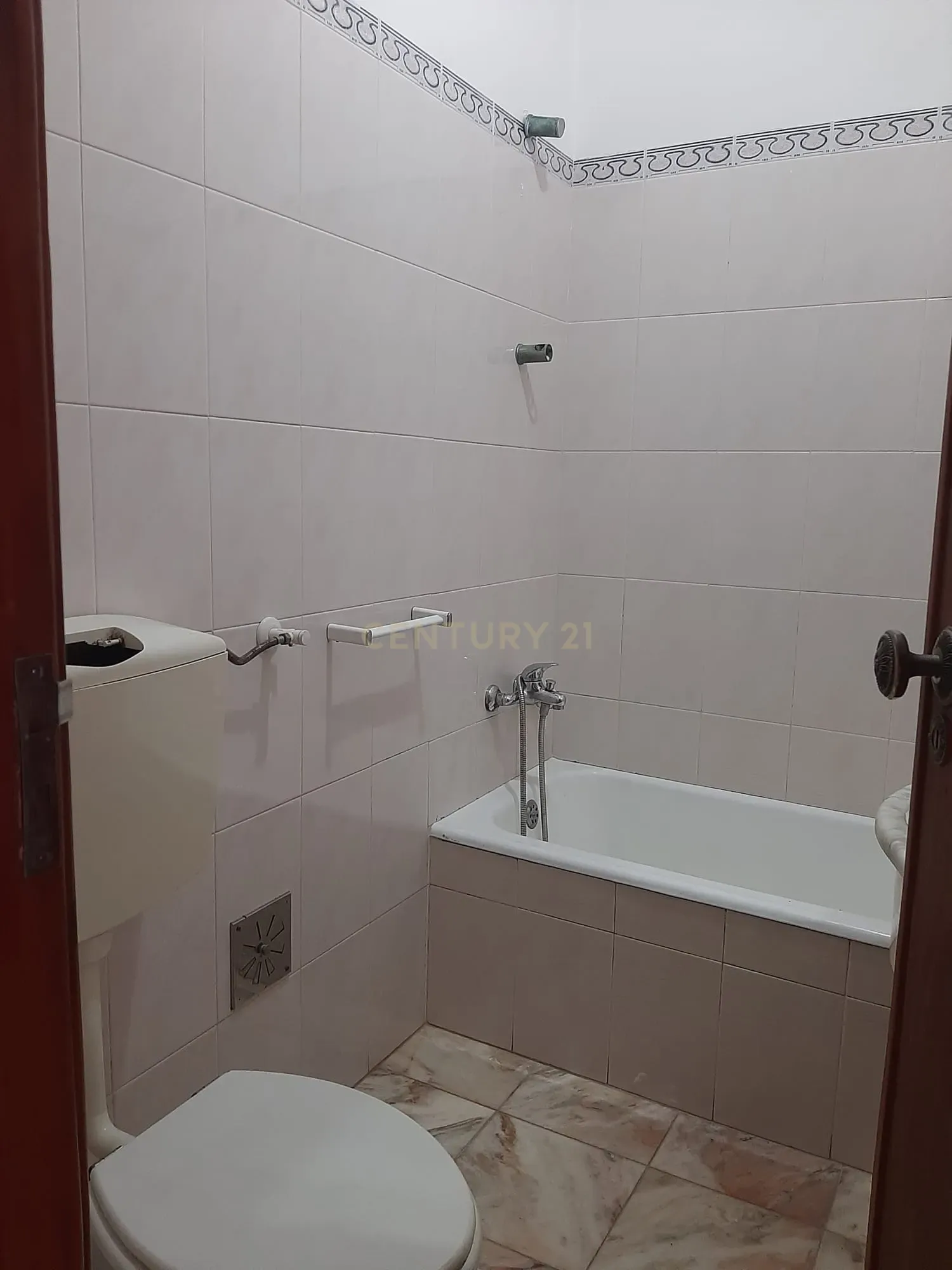 Oportunidade Única em Carnaxide - T3 - Imóvel para remodelar com Excelente Localização - Image 9