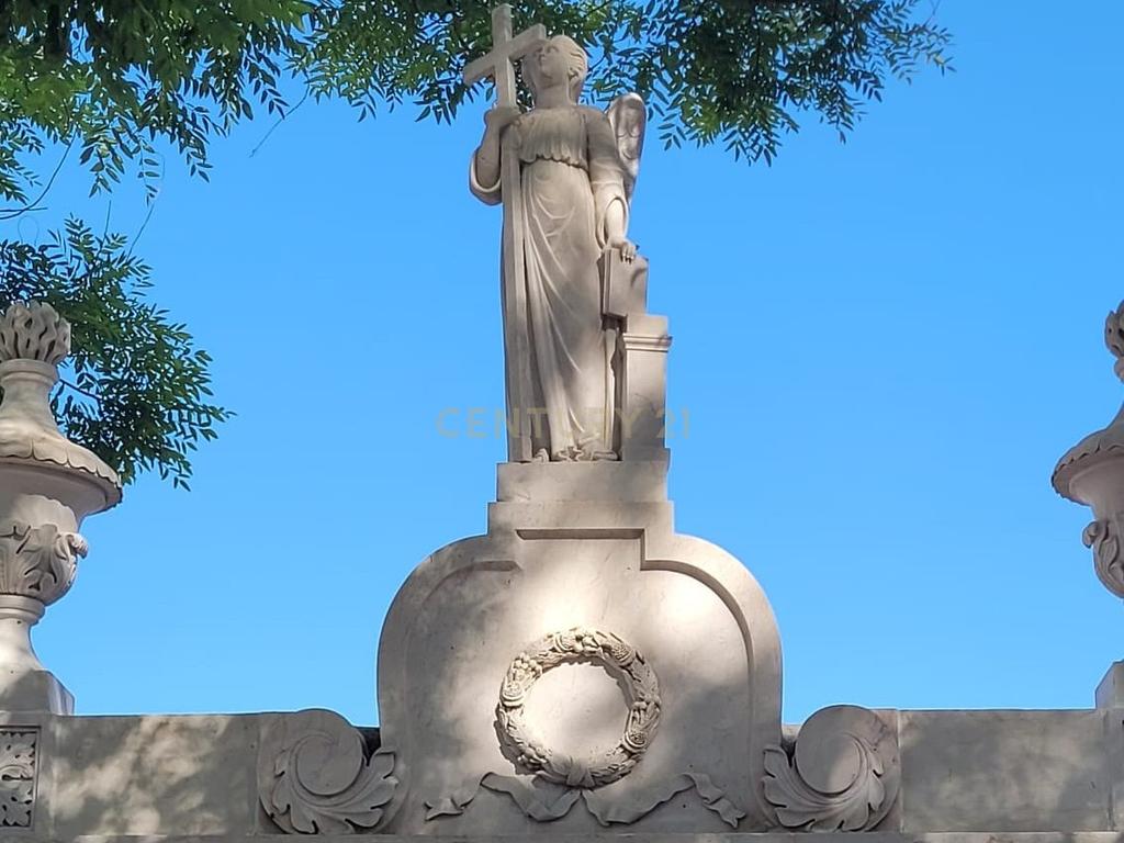 Jazigo Familiar com 8 Lugares | Cemitério do Alto de São João - Image 8