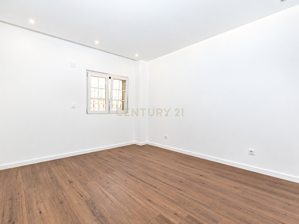 T2 Novo e Exclusivo no Neudel | Terraço de 32 m² + Espaço Extra de 44 m² - Image 14