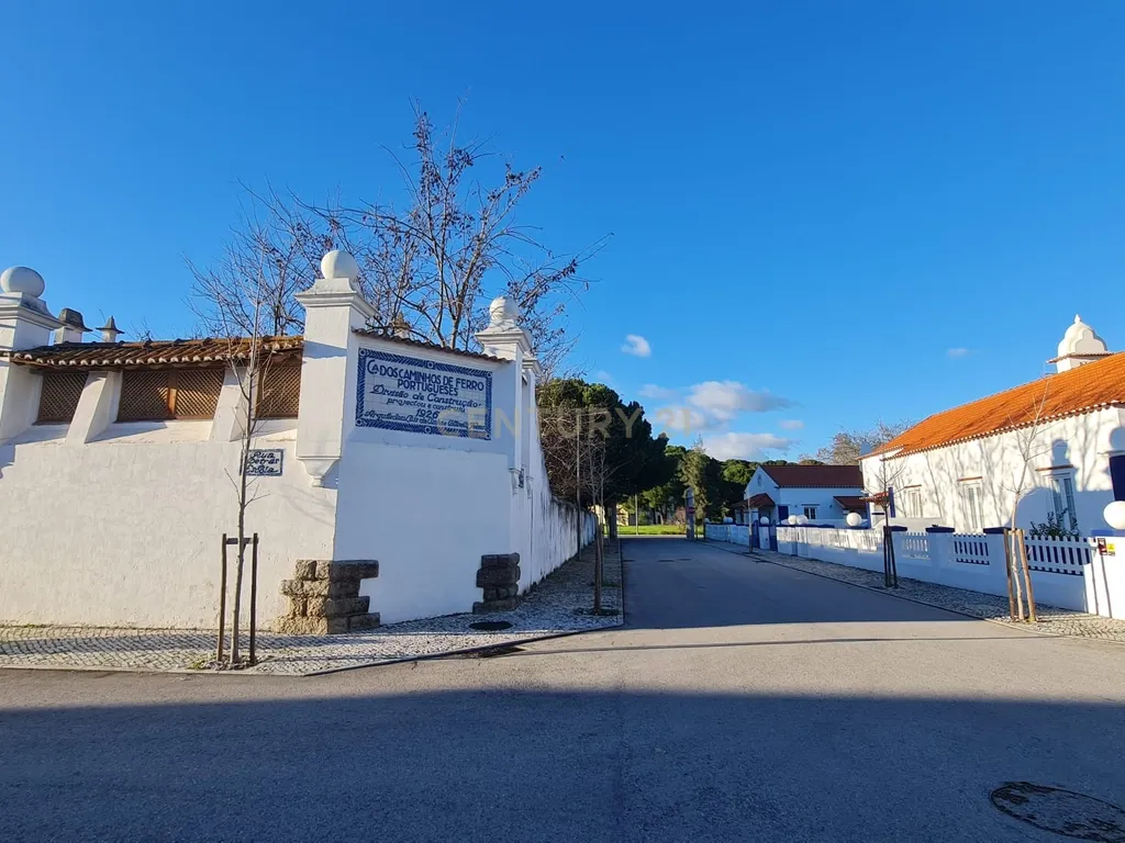Moradia T2 Totalmente Renovada no Emblemático Bairro Camões – Entroncamento - Image 1