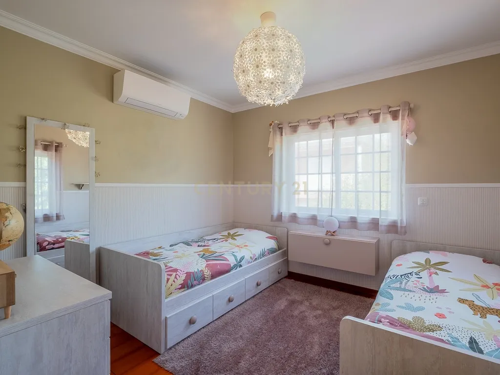 Elegante Moradia T4 com Piscina e Jardim em Mafra: Um Equilíbrio Perfeito entre Campo e Praia - Image 34