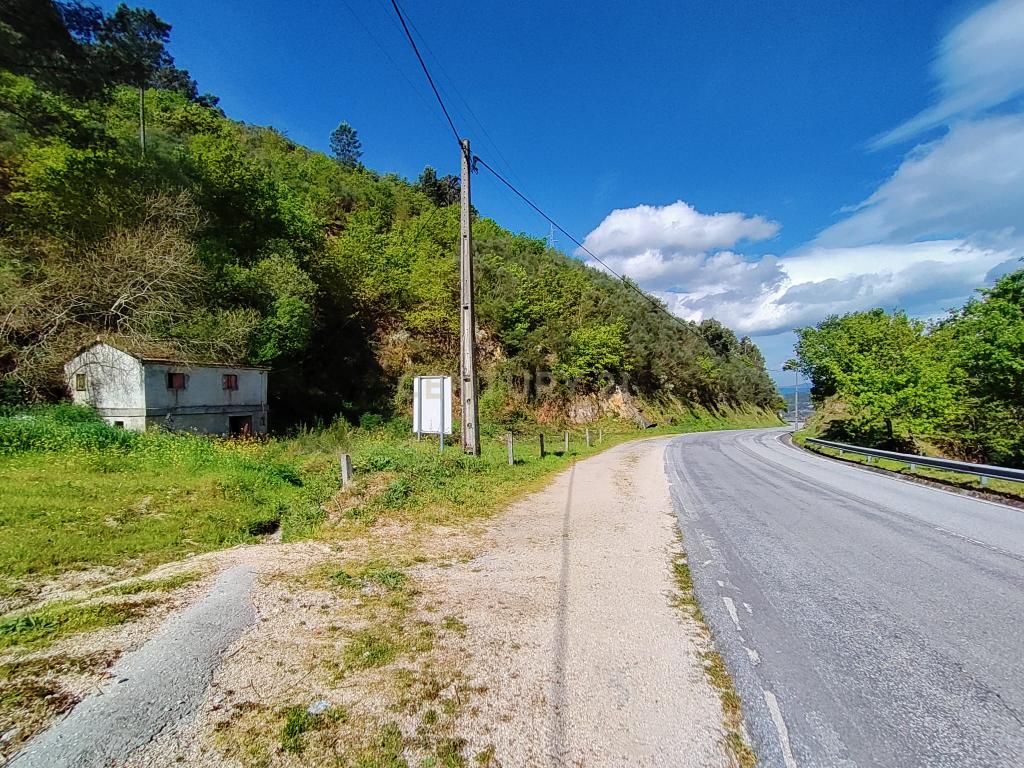 Quinta com moradia em Gondar, perto da Amarante, Porto à face da estrada com muito terreno e água - Image 11