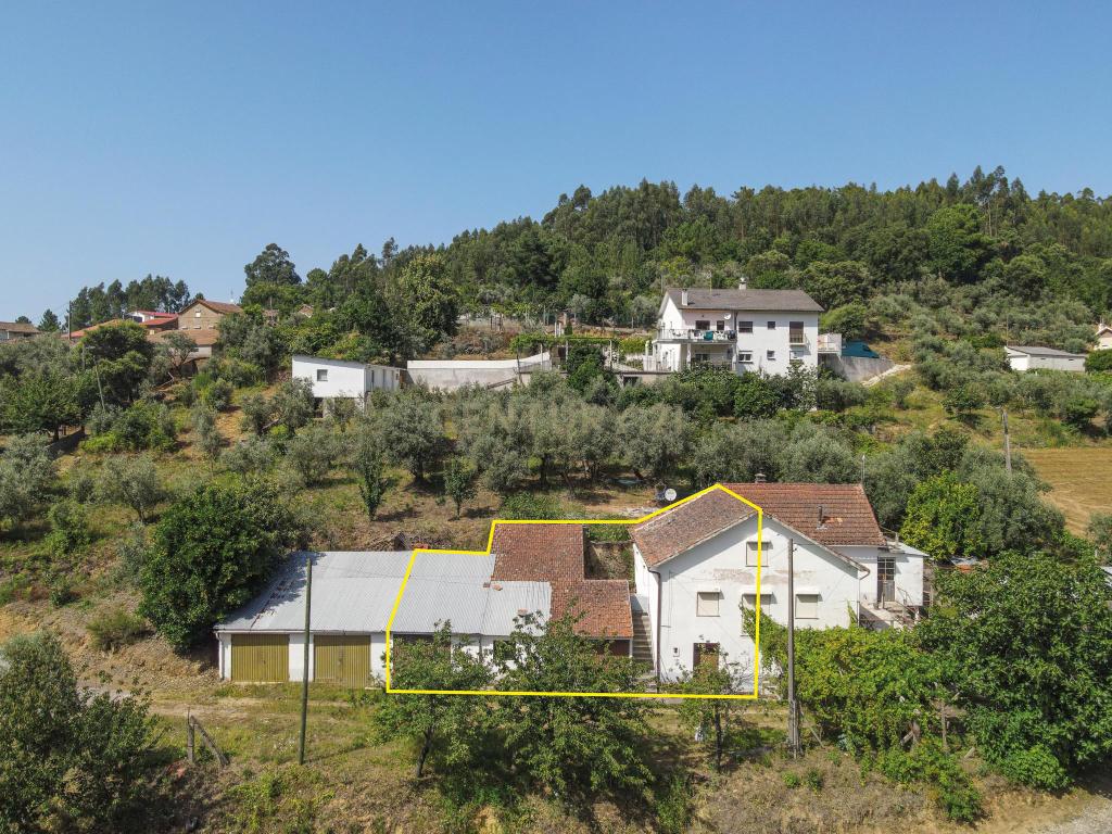 Moradia T1 + 1 com terreno, garagem e pátio - Góis - Image 2
