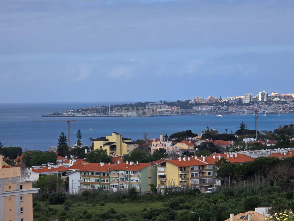 Terreno para Venda nos Jardins da Parede com Vista Mar - Image 1