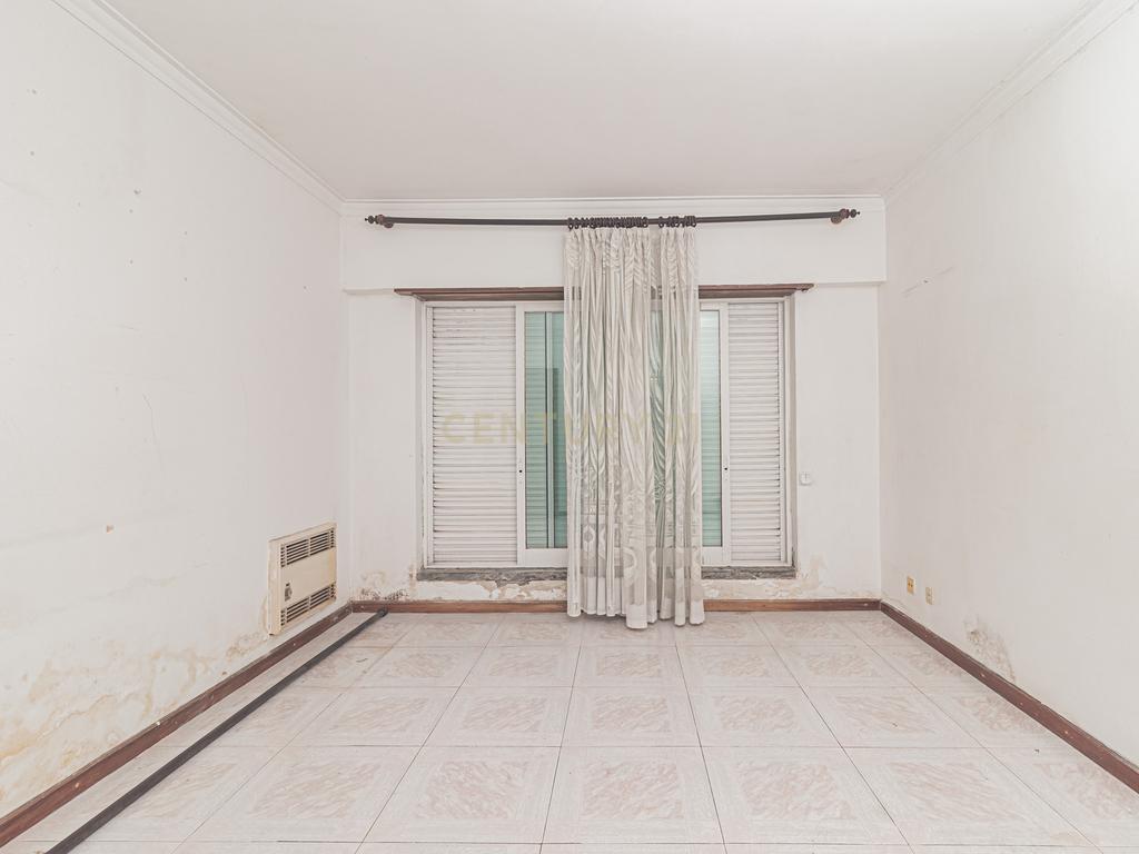 Moradia T5 com 220m2 no centro de Linda-a-Velha - Image 27
