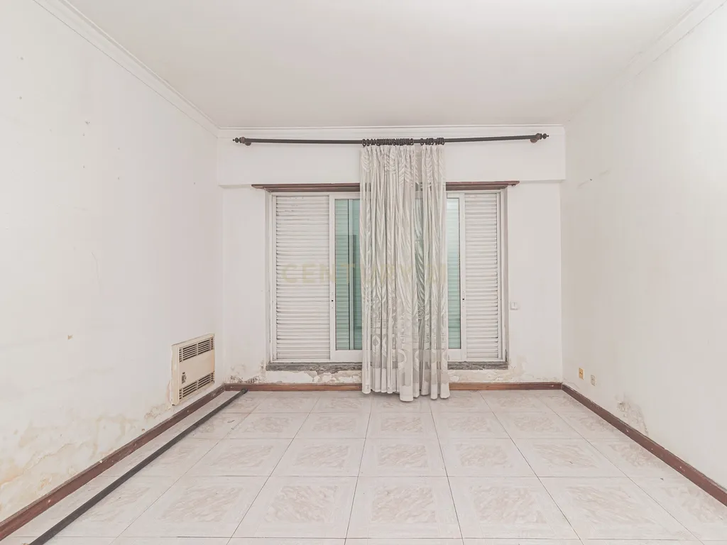 Moradia T5 com 220m2 no centro de Linda-a-Velha - Image 27